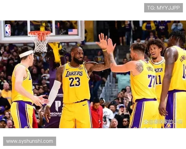 詹姆斯领衔湖人对决勇士，季前赛火爆开局各队表现引关注